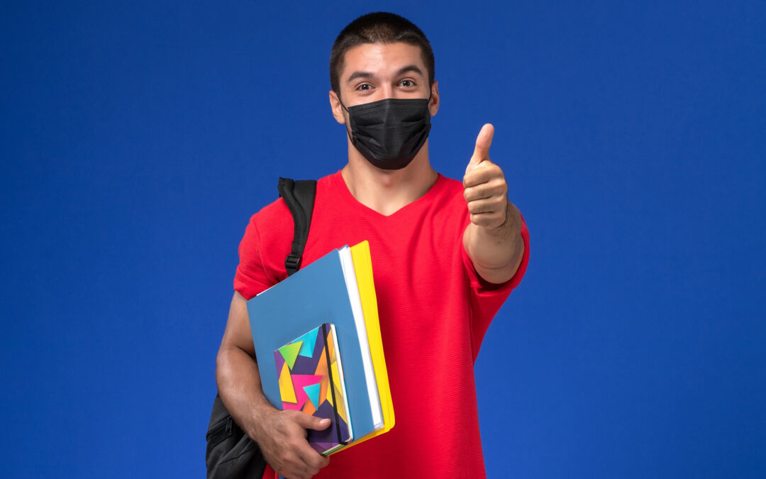 Estudiante aprobando con su mano