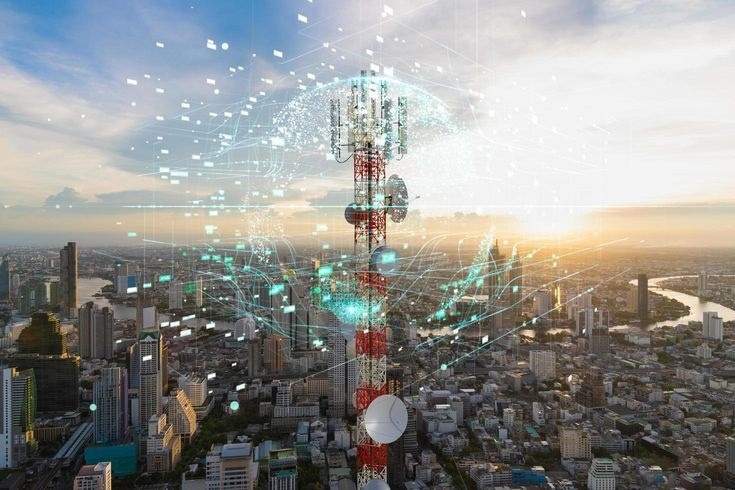 torre-de-telecomunicaciones-con-antena-de-red-celular-5g-en-el-fondo-de-la-ciudad-conexion-global-y-concepto-de-red-de-Internet